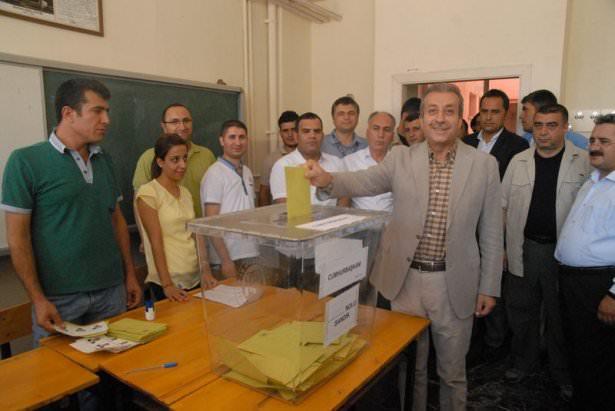 <p><strong>BAKAN EKER'DEN TÜRKÇE VE KÜRTÇE SEÇİM MESAJI</strong><br />
<br />
Hayvancılık Bakanı Mehdi Eker oyunu kullandığı Diyarbakır'da gazetecilerin isteği üzerine iki dilde seçim mesajı verirken yeni Türkiye'nin ruhuna uygun adaya oyunu verdiğini söyledi.</p>