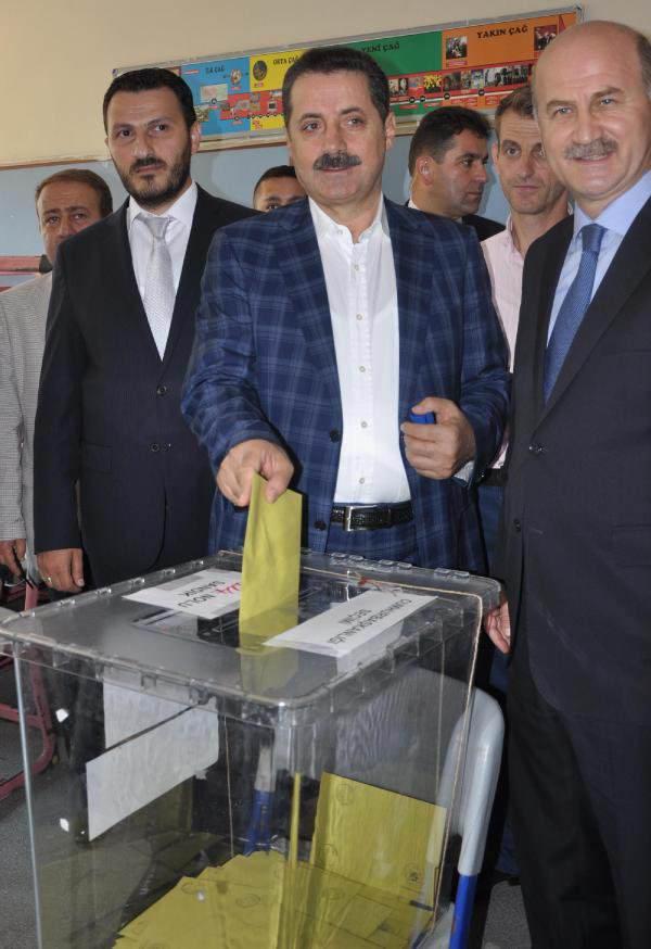 <p><strong>BAKAN ÇELİK OYUNU KULLANDI</strong><br />
<br />
Cumhurbaşkanlığı seçimi için oyunu Bursa'da kullanan Çalışma ve Sosyal Güvenlik Bakanı Faruk Çelik, "İnşallah karar sağlıklı bir şekilde çıkacak ve pazartesiden itibaren kollarımızı sıvayıp işimize bakacağız" dedi.</p>
