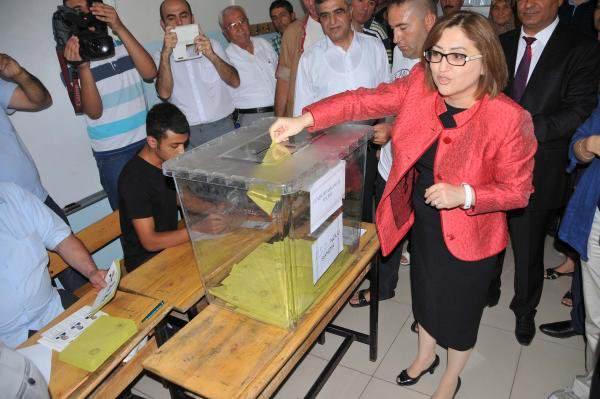 <p><strong>FATMA ŞAHİN: MİLLİ İRADE DAHA GÜÇLÜ TECELLİ EDİYOR</strong><br />
<br />
Gaziantep Büyükşehir Belediye Başkanı AK Partili Fatma Şahin, Cumhurbaşkanlığı seçimi için oyunu kullandı.<br />
<br />
Fatma Şahin, "Ülkemiz açısından çok önemli bir gün 91 yıl sonra ilk kez milli irade çok daha güçlü bir şekilde tecelli ediliyor. Artık vekillerin aradan çıktığı, mührü asilin aldığı milletin iradesinin hakim olduğu bir gün yaşıyoruz. Yarın milli iradenin daha çok daha hakim olduğu devlet ve milletin çok daha güçlü bir şekilde kaynaştığı, değişime ve demokrasiye, hukuk devletine, refah devletine güçlü bir şekilde uyanacak. Bugünü Türkiye Cumhuriyetinin yeni bir doğum günü olarak görüyorum" diye konuştu.</p>