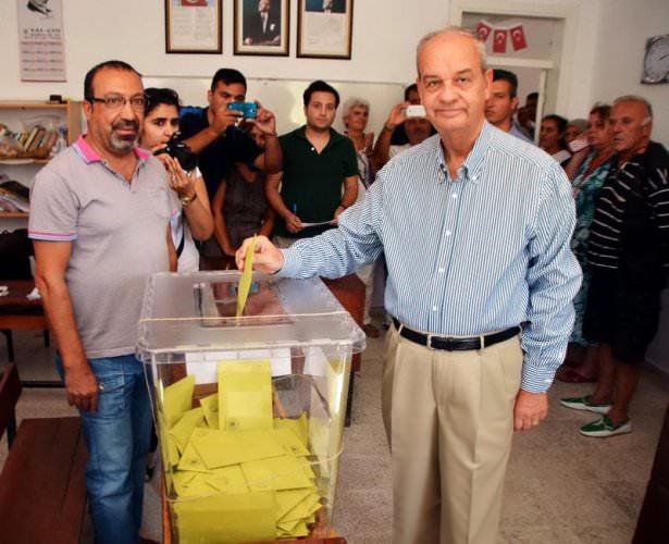 <p><strong>EMEKLİ GENELKURMAYBAŞKANI İLKER BAŞBUĞ OYUNU KULLANDI</strong><br />
<br />
Emekli Genelkurmay Başkanı İlker Başbuğ tatilini geçirdiği Bodrum'da oyunu eşi Sevim Başbuğ ile kullandı.</p>
