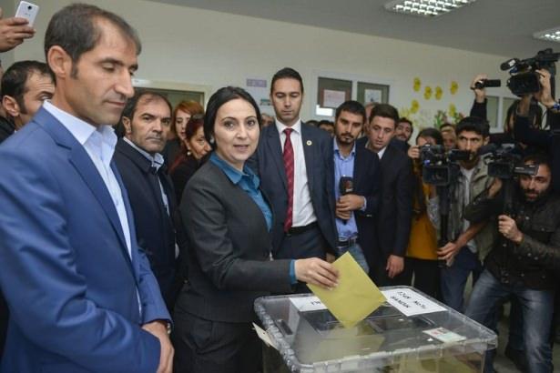 <p>HDP Eş Genel Başkanı Figen Yüksekdağ oyunu kullandı.</p>
