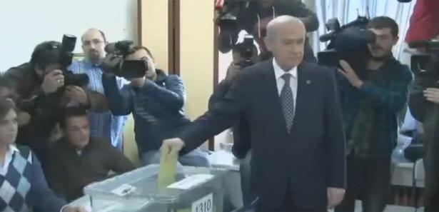 <p>MHP Genel Başkanı Devlet Bahçeli oyunu kullandı.</p>
