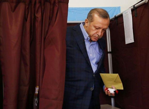 <p>Cumhurbaşkanı Recep Tayyip Erdoğan ve eşi oyunu kullandı.</p>
