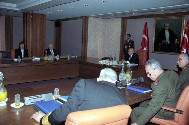 <p><strong>Murat Ülker</strong><br />
<br />
Binaenaleyh göçüp gitme vakti. "Barışmasını bilmiyorsan tartışmayacaksın"<br />
S.Demirel</p>
