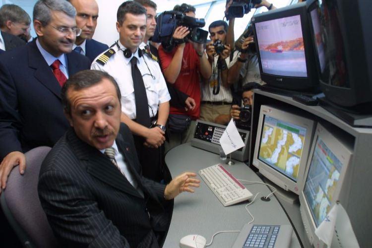 <p>Başbakan Recep Tayyip Erdoğan, Gemi Trafik Denetleme Dairesini ziyaret etti. (1 Temmuz 2003)</p>
