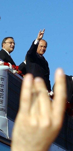 <p><strong>1 Ocak 2005</strong><br />
<br />
Milliyetçi Hareket Partisi (MHP) seçim çalışmaları kapsamında İzmir'de miting düzenledi. Mitingde MHP Genel Başkanı Devlet Bahçeli bir konuşma yaptı.</p>
