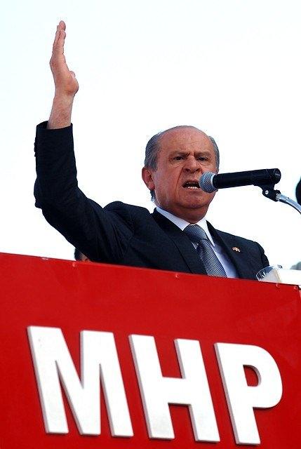 <p><strong>17 Temmuz 2007</strong><br />
<br />
MHP Genel Başkanı Devlet Bahçeli, memleketi Osmaniye'de seçim mitingi yaptı.</p>
