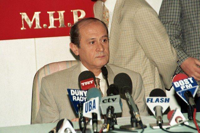 <p><strong>16 Temmuz 1997</strong><br />
<br />
MHP'nin yeni Genel Başkanı Devlet Bahçeli ve parti yönetimi Cumhurbaşkanı Süleyman Demirel'i ziyaret etti.</p>
