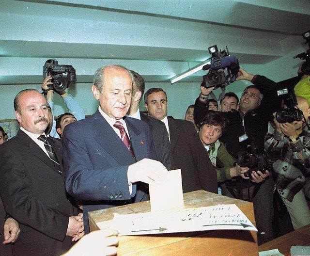 <p><strong>3 Kasım 2002</strong><br />
<br />
MHP Genel Başkanı Devlet Bahçeli, genel seçimler için oyunu Ankara'da kullandı.</p>
