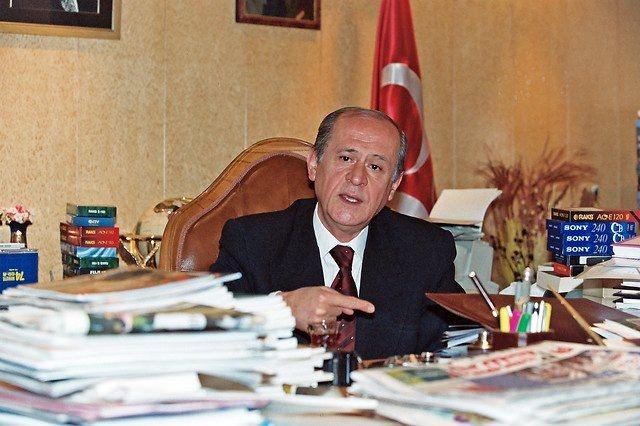 <p><strong>7 Mayıs 2003</strong><br />
<br />
MHP Genel Başkanı Devlet Bahçeli makamında.</p>
