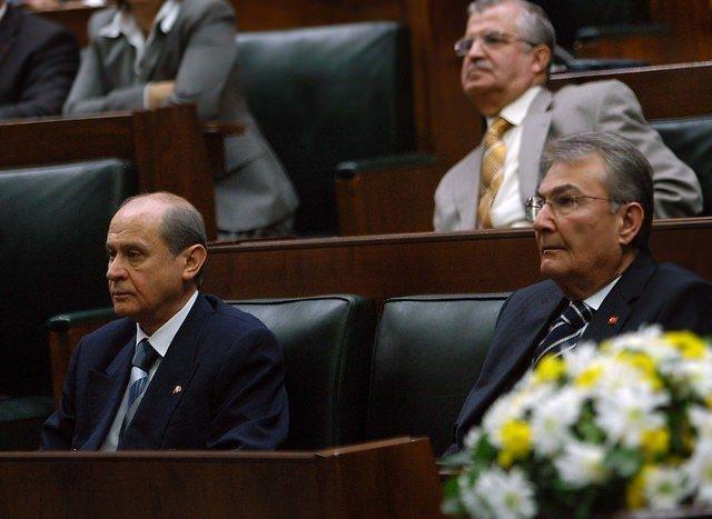 <p><strong>7 Kasım 2002</strong><br />
<br />
MHP Genel Başkanı Devlet Bahçeli ile CHP Genel Başkanı Deniz Baykal, bir toplantıda TBMM'de bir süre sohbet etti.</p>
