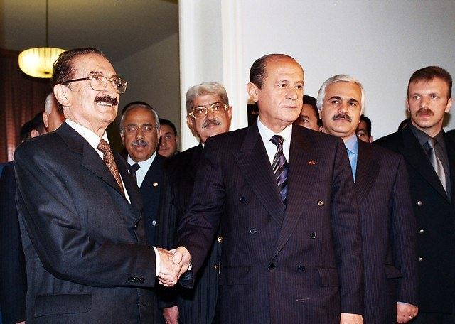 <p><strong>7 Mayıs 1999</strong><br />
<br />
DSP Genel Başkanı Bülent Ecevit ile MHP Genel Başkanı Devlet Bahçeli TBMM'de biraraya geldi.</p>
