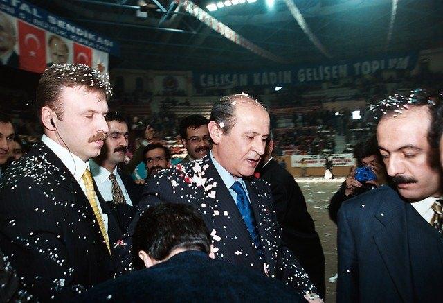 <p><strong>7 Mart 1999</strong><br />
<br />
Devlet Bahçeli Türk Metal 5. Büyük Kurultayı'na katıldı.</p>
