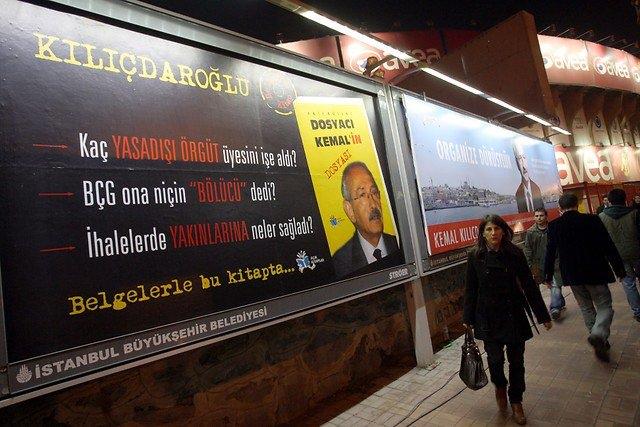 <p><strong>25 Mart 2009</strong><br />
<br />
2009 Yerel Seçimleri'nde İstanbul sokaklarında partilerin seçim afişleri. CHP İstanbul Büyükşehir Belediye Başkan Adayı Kemal Kılıçdaroğlu için hazırlanmış seçim afişleri.</p>
