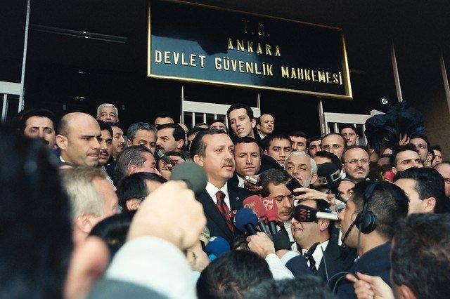 <p><strong>25 Nisan 2002</strong><br />
<br />
Ak Parti lideri Recep Tayyip Erdoğan, 1992'de Rize'de yaptığı konuşması nedeniyle Ankara Devlet Güvenlik Mahkemesi ( DGM ) Savcısı Nuh Mete Yüksel'e ifade verdi</p>
