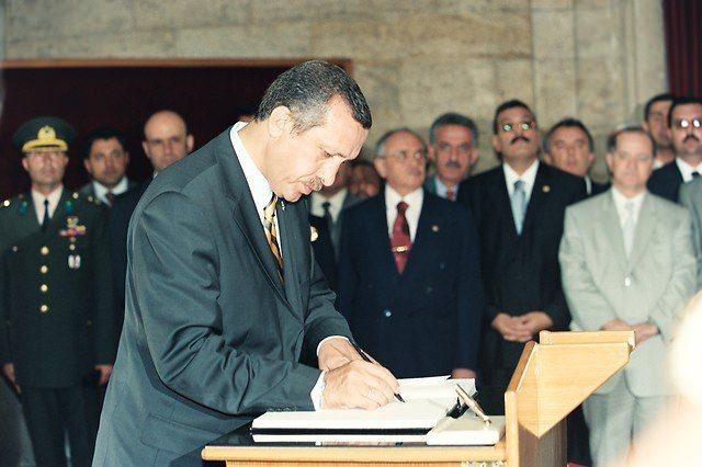 <p><strong>14 Ağustos 2002</strong><br />
<br />
AK Parti Genel Başkanı Recep Tayyip Erdoğan ve beraberindeki heyet, partinin 1. kuruluş yıldönümü dolayısıyla Anıtkabir`i ziyaret etti.</p>
