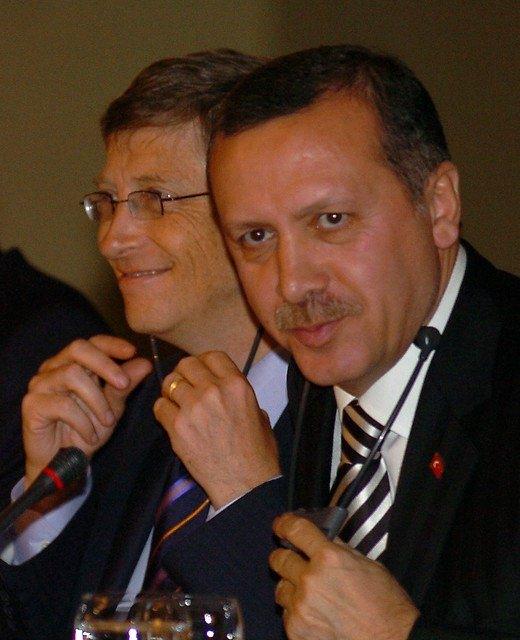 <p><strong>29 Ocak 2006</strong><br />
<br />
Başbakan Recep Tayyip Erdoğan, Microsoft Başkanı Bill Gates ve iş dünyasının önde gelen isimlerine Dolmabahçe Sarayı'nda akşam yemeği verdi.</p>