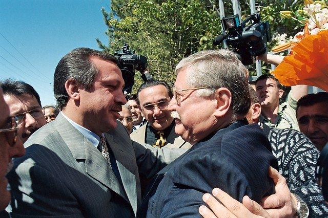 <p><strong>10 Mayıs 2000</strong><br />
<br />
Hasan Celal Güzel, Ayaş Cezaevi'nden tahliye oldu. Güzel'i karşılamaya Eski İstanbul Büyükşehir Belediye Başkanı Recep Tayyip Erdoğan da geldi.</p>
