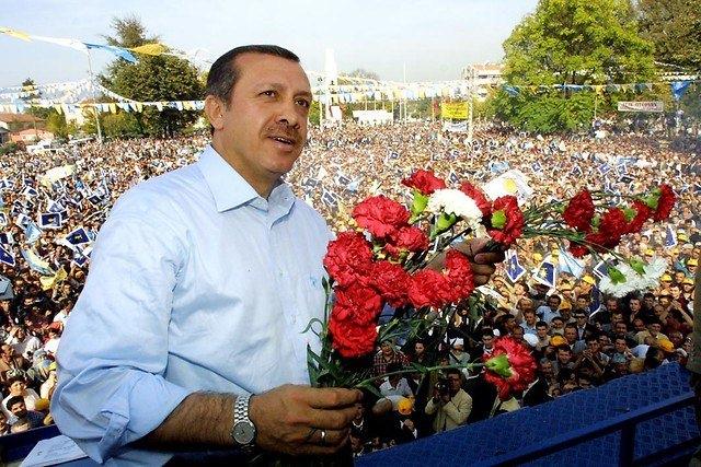 <p><strong>21 Mart 2004</strong><br />
<br />
Başbakan Recep Tayyip Erdoğan, Düzce mitinginde halka seslendi.</p>
