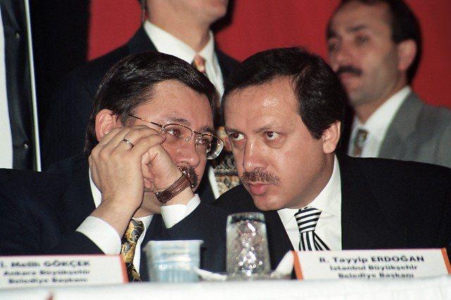 <p><strong>27 Mart 1997</strong><br />
<br />
Refah Partisi'nin 3. Yerel Yönetimler Bayramı Ankara'da yapıldı.</p>
