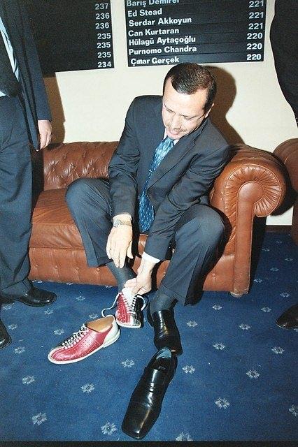 <p><strong>3 Mart 2002</strong><br />
<br />
AK Parti Genel Başkanı Recep Tayyip Erdoğan Haber Kameramanları Derneği'nin bowling turnuvasi ödül törenine katıldı.</p>
