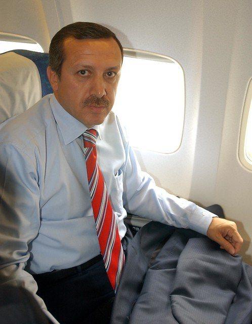 <p><strong>13 Kasım 2002</strong><br />
<br />
AK Parti Genel Başkanı Recep Tayyip Erdoğan Avrupa Birliği ülkeleri ziyaretinin ilk ayağı olan Roma'da İtalya Başbakanı Silvio Berlusconi ile görüştükten sonra AB seyahatinde devam etti.</p>
