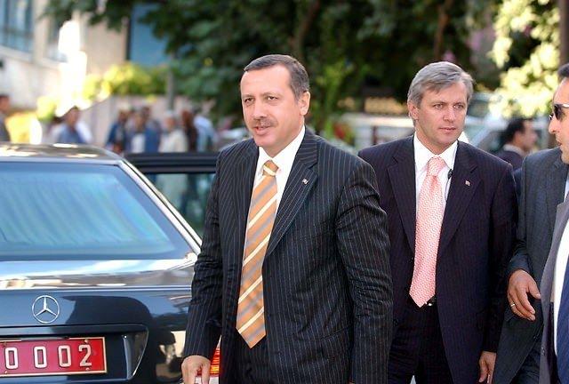 <p><strong>5 Ağustos 2003</strong><br />
<br />
Başbakan Recep Tayyip Erdoğan, çeşitli inceleme ve ziyaretlerde bulunmak için İstanbul'a geldi.</p>
