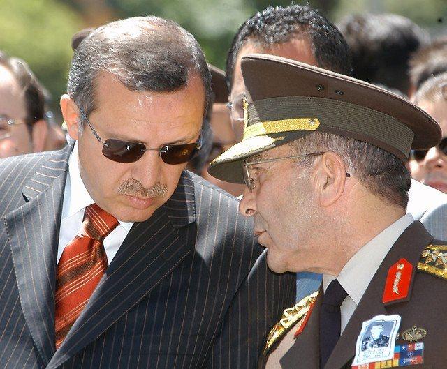 <p><strong>3 Nisan 2004</strong><br />
<br />
Başbakan Recep Tayyip Erdoğan ve Genelkurmay Başkanı Orgeneral Hilmi Özkök, Kocatepe Camii'nde şehit cenazesine katıldı.</p>
