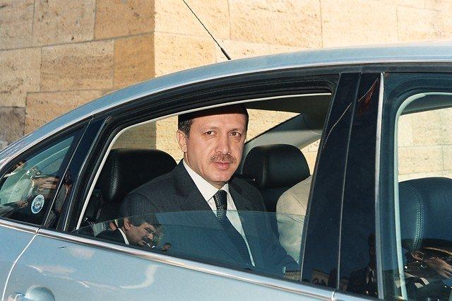 <p><strong>17 Ağustos 2001</strong><br />
<br />
Yenş kurulan Adalet ve Kalkınma Partisi'nin yöneticileri Anıtkabir'i ziyaret etti. Ziyarette AK Parti Genel Başkanı Recep Tayyip Erdoğan ile Kurucular Kurulu üyeleri hazır bulundu. Erdoğan, Anıtkabir Özel Defterini imzaladı.</p>
