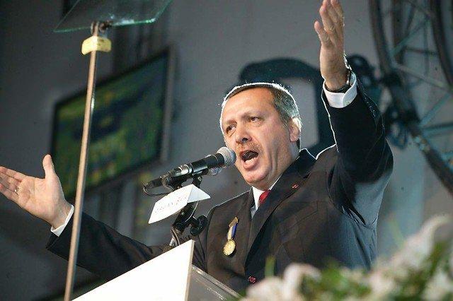 <p>30 Mart 1994<br />
<br />
1994 yılında, Ankara ve İstanbul belediyelerini kazanan Refah Partisi'nin genel başkanı Necmettin Erbakan, yerel seçimlerden sonra basın düzenledi. Erbakan, anketlerde Refah partisini düşük gösteren gazetenin anket haberini göstererek "anket soytarıları" tabirini kullandı ve para karşılığı uydurulduğunu öne sürdü.</p>