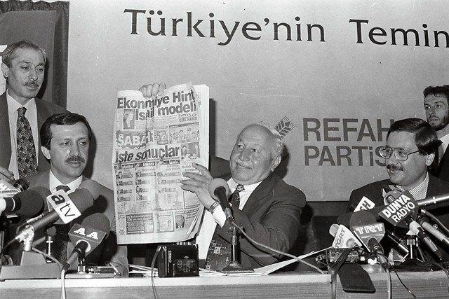 <p><strong>30 Mart 1994</strong><br />
<br />
1994 yılında, Ankara ve İstanbul belediyelerini kazanan Refah Partisi'nin genel başkanı Necmettin Erbakan, yerel seçimlerden sonra basın düzenledi. Erbakan, anketlerde Refah partisini düşük gösteren gazetenin anket haberini göstererek "anket soytarıları" tabirini kullandı ve para karşılığı uydurulduğunu öne sürdü</p>