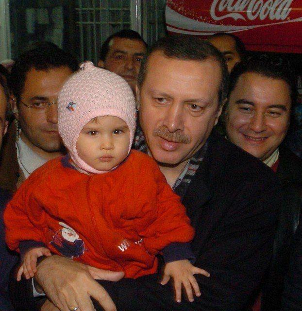 <p><strong>31 Aralık 2005</strong><br />
<br />
Yılbaşı tatilinin Muğla'nın Ula İlçesine bağlı Akyaka Beldesi'nde geçiren Başbakan Recep Tayyip Erdoğan, Gökçe köyüne giderek vatandaşlarla sohbet etti.</p>
