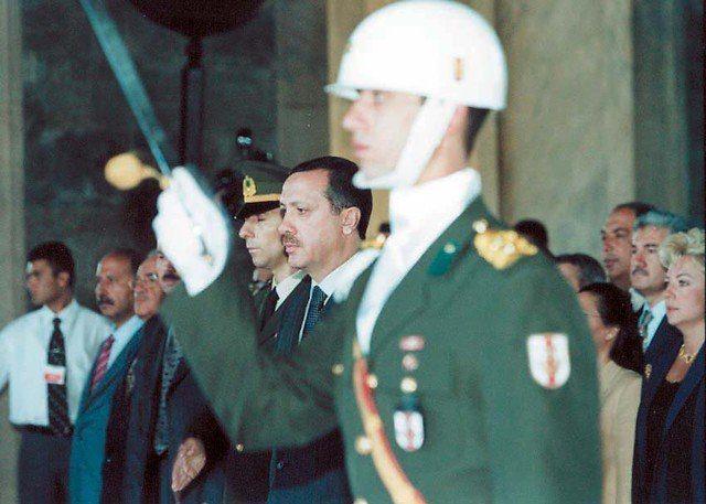 <p><strong>14 Ağustos 2003</strong><br />
<br />
AK Parti Genel Başkanı Recep Tayyip Erdoğan ve kurucular kurulu üyeleri, 2. kuruluş yıldönümü dolayısıyla Anıtkabir'i ziyaret etti.</p>