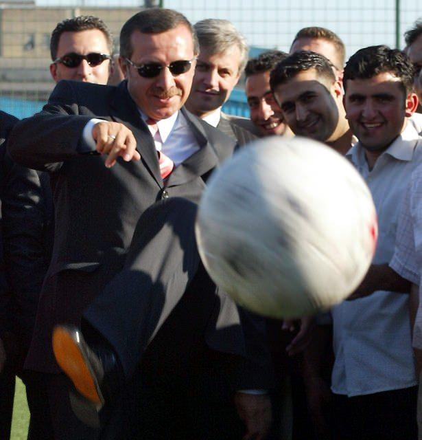 <p><strong>8 Haziran 2003</strong><br />
<br />
Başbakan Recep Tayyip Erdoğan, Bayrampaşa Terazidere Spor Kompleksi'nin açılışını yaptı. Erdoğan, sahaya girerek futbol topuna vurdu.</p>