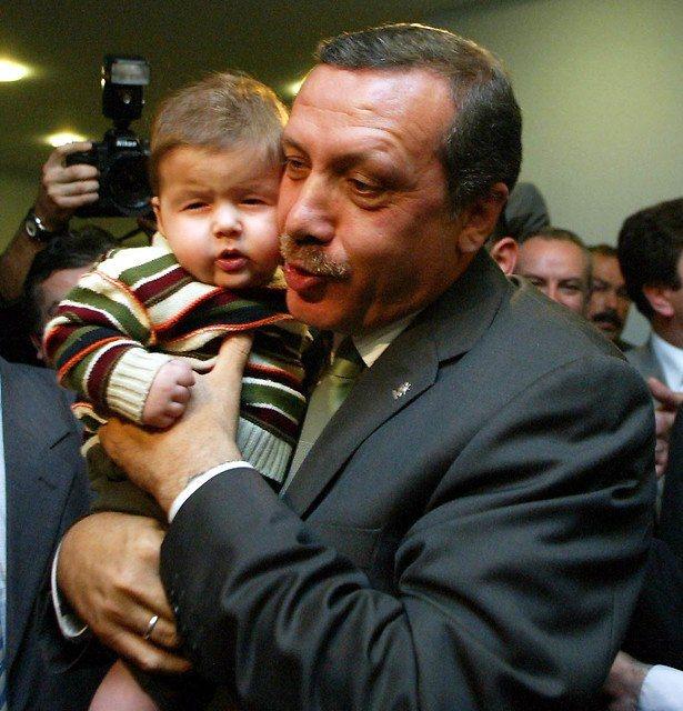 <p><strong>22 Kasım 2002</strong><br />
<br />
2002 Genel Seçimlerinde, sonuçların netleşmeye başlamasıyla birlikte, sandıktan birinci parti olarak çıkan Adalet ve Kalkınma Partisi'nin İstanbul İl Başkanlığı'nda büyük bir sevinç yaşanıyor. AK Parti Genel Başkanı Recep Tayyip Erdoğan il başkanlığında partisinin zaferini kutlayan bir konuşma yaptı.</p>