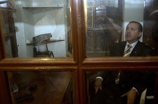 <p><strong>23 Ağustos 2004</strong><br />
<br />
Başbakan Erdoğan, STV Ankara Temsilcisi Haluk Örgün'ün oğlu İhsan'ın Söğütözü Saklıbahçe'deki sünnet düğününe katıldı. Erdoğan, saat 22.00'yi gösterdiğinde İçişleri Bakanı Abdülkadir Aksu'yla birlikte Saklıbahçe'nin bekçi kulübesine geçerek Atina Olimpiyatları'nda 5000 metrede koşan milli atlet Elvan Abeylegesse'yi televizyondan izledi.</p>