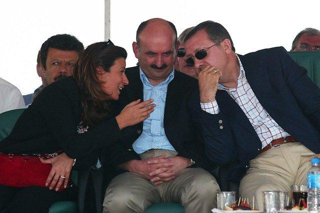 <p><strong>14 Ağustos 2004 </strong><br />
<br />
Başbakan Recep Tayyip Erdoğan, partisinin İstanbul İl Başkanlığı’nın, Ak Parti’nin 3. kuruluş yıldönümü kutlamaları kapsamında Esenler Tekstilkent civarına 3 bin fidan dikilmesi etkinliğine katıldı.</p>