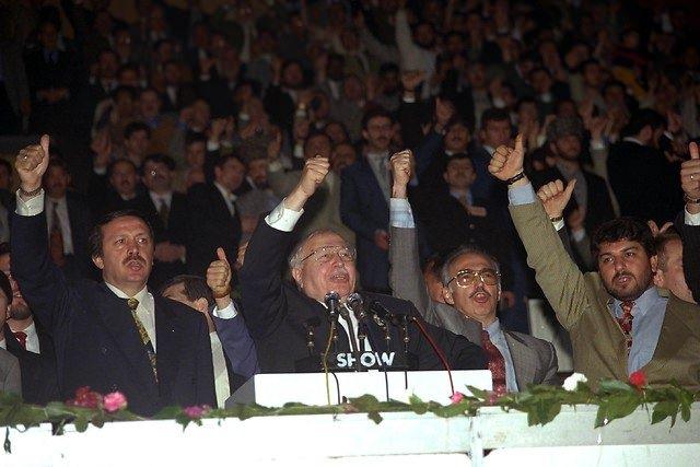 <p><strong>1 Ocak 1996</strong><br />
<br />
Refah Partisi Genel Başkanı Necmetttin Erbakan ve İstanbul Büyükşehir Belediye Başkanı Recep Tayyip Erdoğan, İstanbul'da parti tarafından düzenlenen bir toplantıya katıldı.</p>