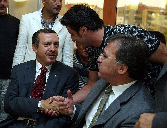 <p><strong>29 Eylül 2002</strong><br />
<br />
AK Parti Genel Başkanı Recep Tayyip Erdoğan, şarkıcı Davut Güloğlu ile</p>