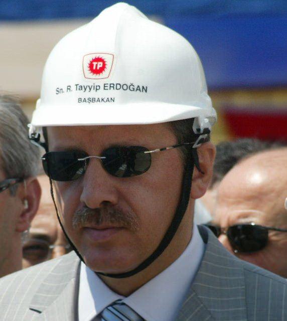 <p><strong>1 Nisan 2003</strong><br />
<br />
Başbakan Recep Tayyip Erdoğan, Silivri Doğalgaz Depolama Tesisi ile Çayırdere Gaz Sahasına ilk gaz çıkarılması törenlerine katıldı.</p>