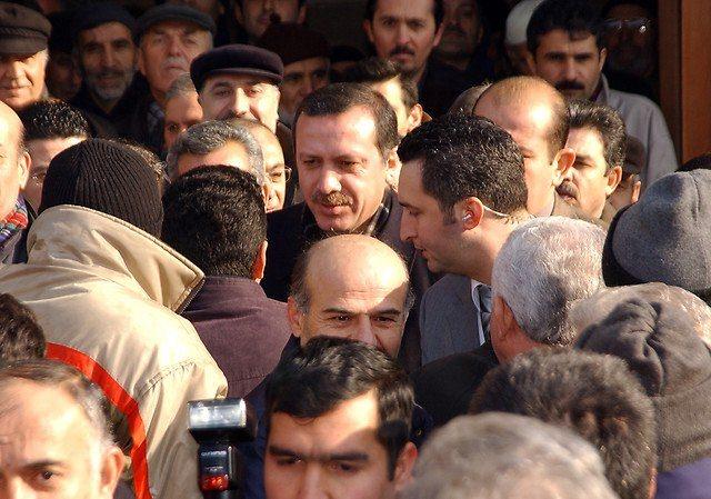 <p><strong>27 Aralık 2002</strong><br />
<br />
AK Parti Genel Başkanı Recep Tayyip Erdoğan, cuma namazı için M. Zahid Kotku Camisine gitti.</p>
