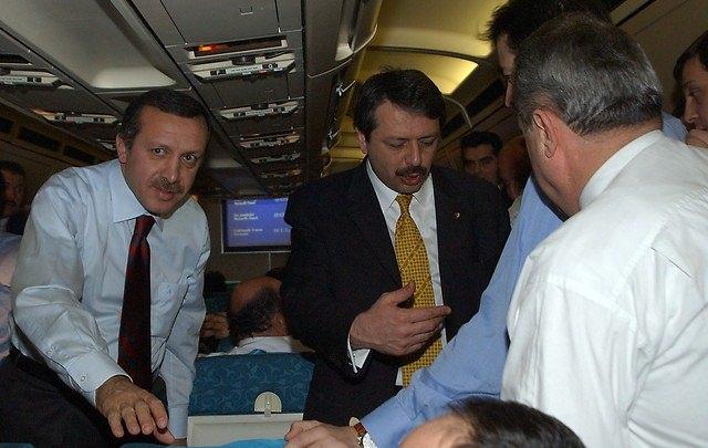 <p><strong>24 Aralık 2002</strong><br />
<br />
Başbakan Recep Tayyip Erdoğan, Rusya Devlet Başkanı Vladimir Putin ile görüşmek için Rusya'ya gitti. Erdoğan, uçakta geziye katılanlarla sohbet etti.</p>
