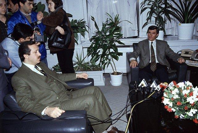 <p><strong>1 Ocak 1997 </strong><br />
<br />
İstanbul Büyükşehir Belediye Başkanı Recep Tayyip Erdoğan, Turhan Tayan.</p>
