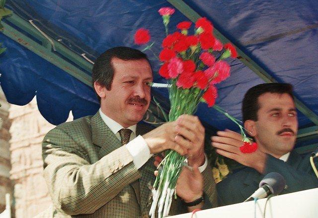 <p><strong>1 Ocak 1997</strong><br />
<br />
İstanbul Büyükşehir Belediye Başkanı Recep Tayyip Erdoğan</p>