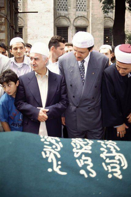 <p><strong>1 Ocak 1997</strong><br />
<br />
İstanbul Büyükşehir Belediye Başkanı Recep Tayyip Erdoğan, cenaze töreninde</p>