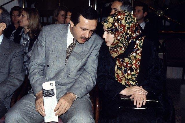 <p><strong>1 Ocak 1997</strong><br />
<br />
İstanbul Büyükşehir Belediye Başkanı Recep Tayyip Erdoğan, cenaze töreninde</p>