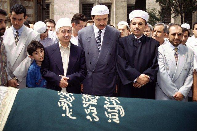 <p><strong>1 Ocak 1997</strong><br />
<br />
İstanbul Büyükşehir Belediye Başkanı Recep Tayyip Erdoğan, cenaze töreninde</p>