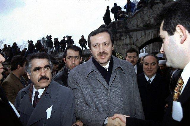 <p><strong>29 Ocak 1997</strong><br />
<br />
DYP Elazığ Milletvekili Mehmet Ağar'ın vefat eden kızı Yasemin Ağar, kılınan cenaze namazından sonra toprağa verildi.</p>