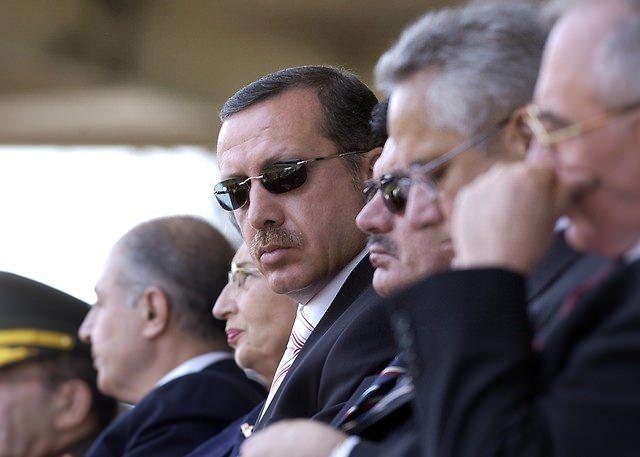 <p><strong>19 Mayıs 2003</strong><br />
<br />
19 Mayıs Gençlik ve Spor Bayramı kutlamaları nedeniyle Ankara 19 Mayıs Stadı'nda resmi törenler yapıldı. Törenlere devlet erkanı da katıldı.</p>
