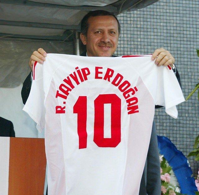 <p><strong>4 Aralık 2002</strong><br />
<br />
AK Parti Genel Başkanı Recep Tayyip Erdoğan, İstanbul'da bir dizi programa katıldı. Erdoğan, bir halı saha açtı.</p>